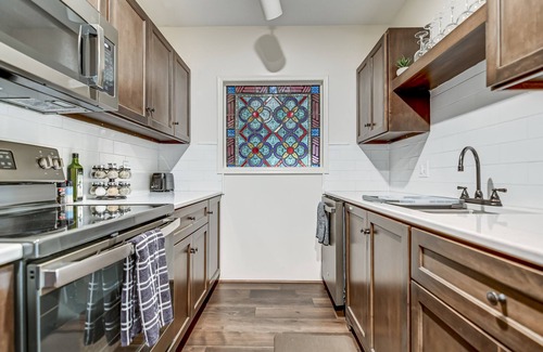 Springfield House | Charming Downtown Stay | Victorian Beauty & Modern Comfort