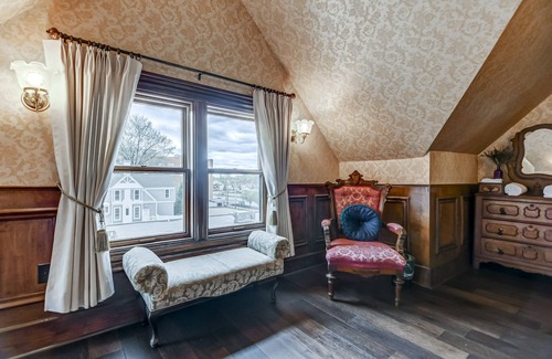 Springfield House | Charming Downtown Stay | Victorian Beauty & Modern Comfort