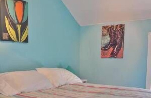 Brunswick House | Charming, Downtown, Walk Everywhere, Spacious, Clean, 70" TV, Sleep Number Beds
