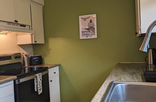Woodlawn House | Charming duplex in residential NE Portland, walkable neighborhood. Park nearby