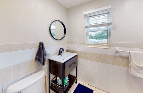 Parkside House | Charming duplex with enclosed yard, fast WiFi, full kitchen, & W/D