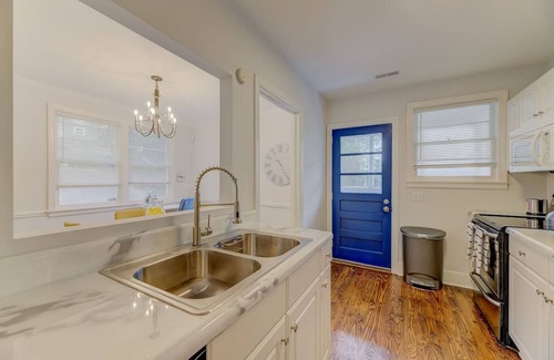 Earlewood House | Charming Earlewood Cottage - Minutes from Downtown