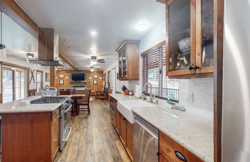 Shaver Lake House | Charming East Village cabin with fireplace & wraparound deck - near skiing