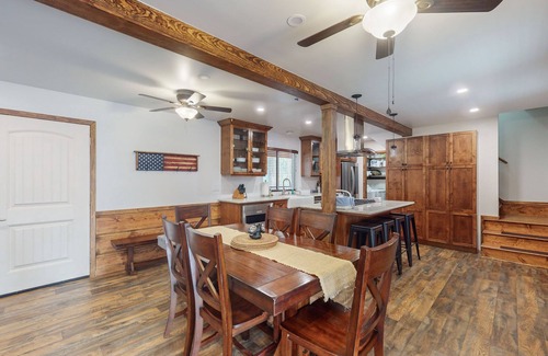 Shaver Lake House | Charming East Village cabin with fireplace & wraparound deck - near skiing