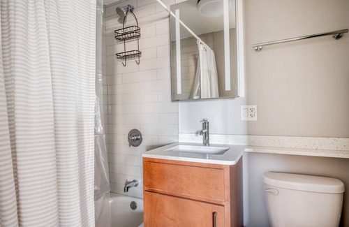Edgewater Beach Apartment | Charming Edgewater 1BR, nr Thorndale Red Line Station, by Blueground