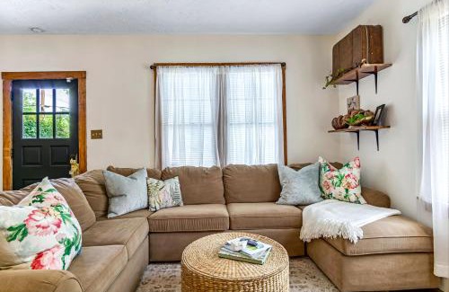 Edwardsville House | Charming Edwardsville Home Walk to Downtown!