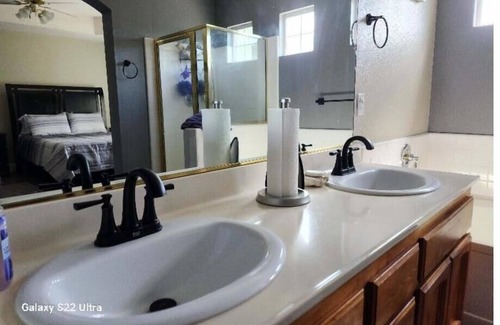 Elk Grove House | Charming Elk Grove Home Family-Friendly with Modern Amenities and Prime Location