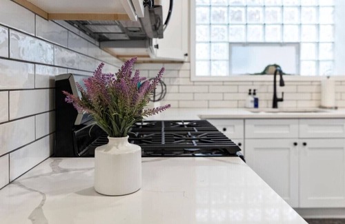 Ellsworth House | Charming Elmwood Park Retreat