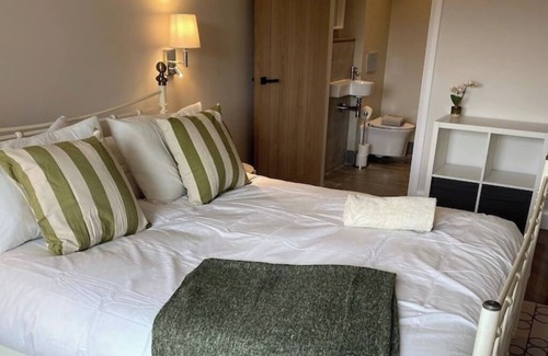 Earls Barton Hotel | Charming ensuite room own entrance and guestlounge