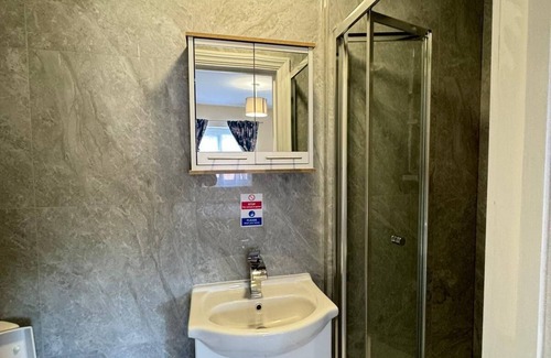 Beddington South Apartment | Charming Ensuite Room 1 with Garden Access in a 6 bed room apartment