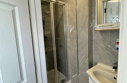 Beddington South Apartment | Charming Ensuite Room 1 with Garden Access in a 6 bed room apartment