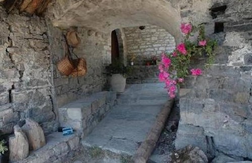 Coscojuela de Sobrarbe House | Charming property on private property next to Lake Mediano.