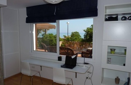 L'Hospitalet de l'Infant Villa | Charming villa with sunny terraces on the beach