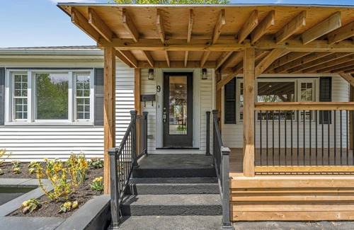 Port Weller West House | Charming Escape with Modern Comforts – Perfect for Relaxation or Adventure!