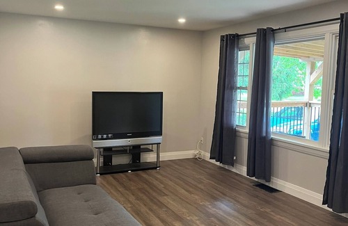 Port Weller West House | Charming Escape with Modern Comforts – Perfect for Relaxation or Adventure!