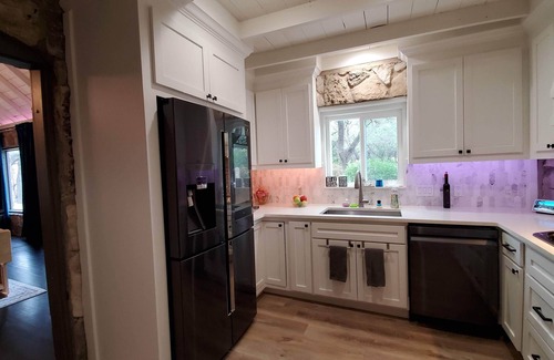 Grey Forest House | Charming Estate Home in Forested Helotes