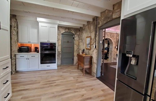 Grey Forest House | Charming Estate Home in Forested Helotes