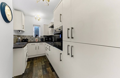 Clapton House | Charming Family Abode: Beautiful Home with Outdoor Space