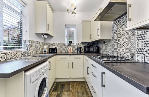 Clapton House | Charming Family Abode: Beautiful Home with Outdoor Space