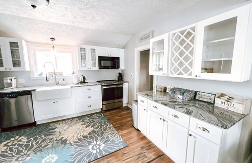 Elk Rapids House | Charming Family Cottage- downtown Elk Rapids, 2-blocks to town