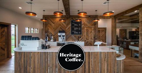 Waco House | Charming Family Farmhouse Unplug Unwind