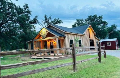 Waco House | Charming Family Farmhouse Unplug Unwind
