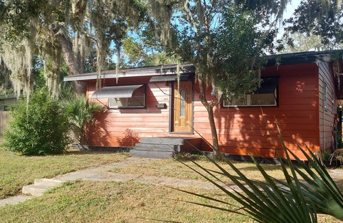 Sanford House | Charming family friendly 3-bedroom house in lovely Sanford with WiFi, AC