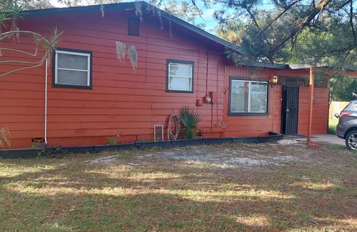 Sanford House | Charming family friendly 3-bedroom house in lovely Sanford with WiFi, AC