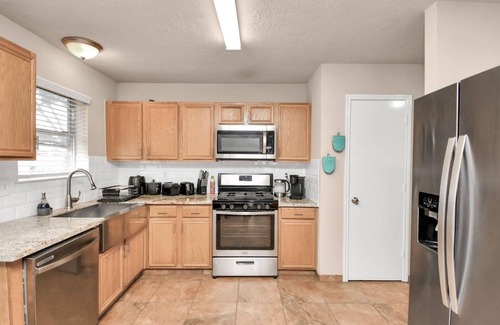 Tomball House | Charming family-friendly house in a quiet nice area with a private pool.