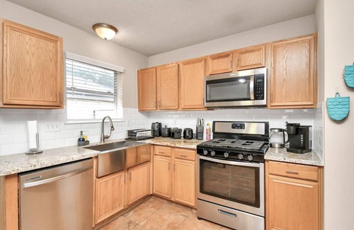 Tomball House | Charming family-friendly house in a quiet nice area with a private pool.