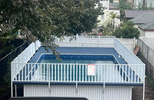 Queens House | “Charming Family-Friendly Home in a Peaceful Neighborhood- With Pool