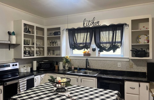 Utica House | Charming family friendly 2-bedroom house in Utica with WiFi
