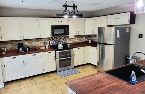 South Arlington House | Charming family home with king bed - private pool - fast wifi - ARCADE