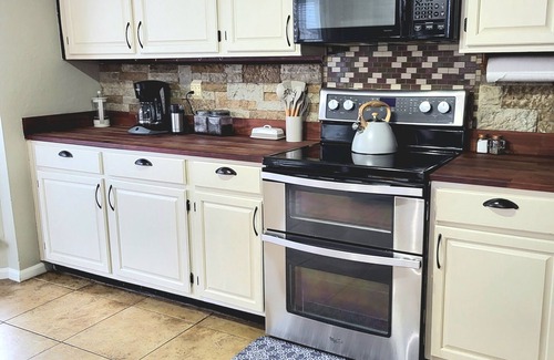 South Arlington House | Charming family home with king bed - private pool - fast wifi - ARCADE