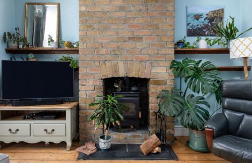 Horfield Apartment | Charming Family Home with Stoves, Garden & Parking