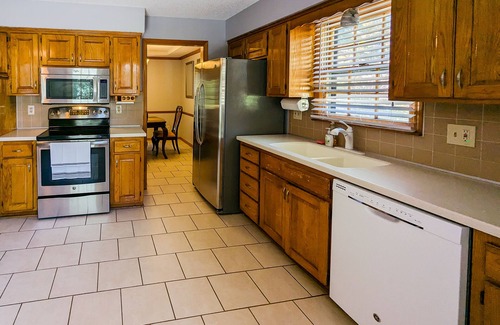 Overland Park House | Charming Family Retreat South Overland Park