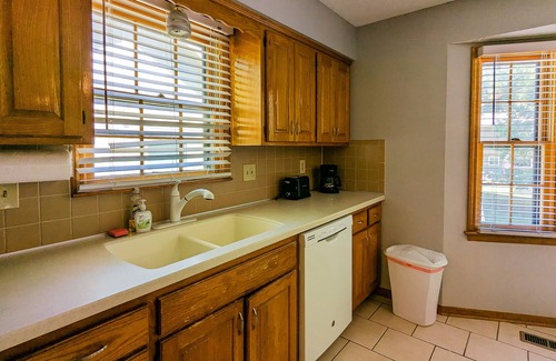 Overland Park House | Charming Family Retreat South Overland Park