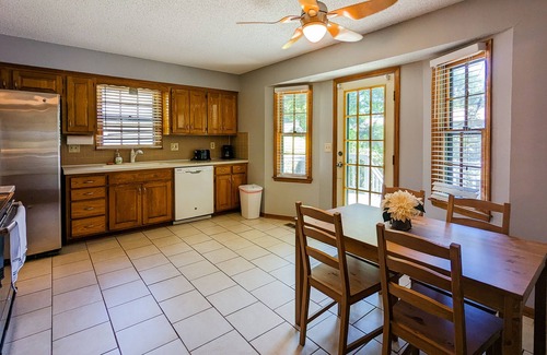 Overland Park House | Charming Family Retreat South Overland Park