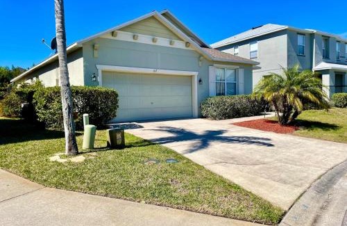 Windwood Bay House | Charming family retreat with Pool & Amenities Disney & top Attractions