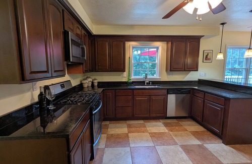 Dellslow House | Charming, family-sized house in secluded neighborhood. 5 mins drive to downtown!