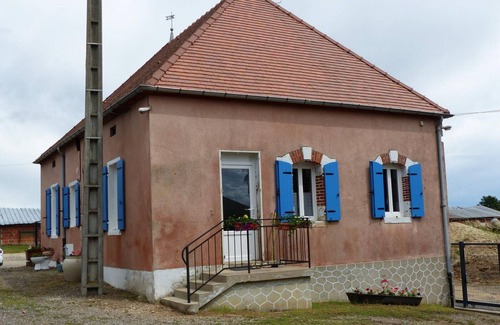 Saligny-sur-Roudon Cottage | Charming Farm Stay with Mini-Farm, Near Nature Activities, Sleeps 4-6
