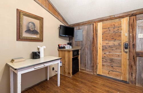 New Braunfels House | Charming Farmhouse Suite – Cozy King Retreat w/Skylight, Jacuzzi & Separate Sitting Area Cozy