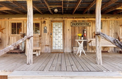 New Braunfels House | Charming Farmhouse Suite – Cozy King Retreat w/Skylight, Jacuzzi & Separate Sitting Area Cozy