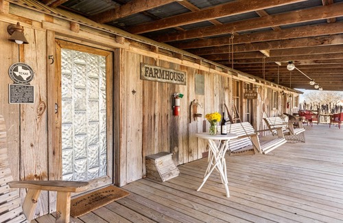 New Braunfels House | Charming Farmhouse Suite – Cozy King Retreat w/Skylight, Jacuzzi & Separate Sitting Area Cozy