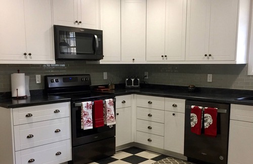 Martinez House | Charming farmhouse decor! 10 minute to Augusta National