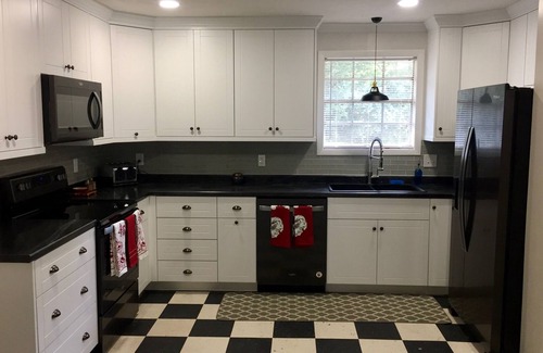 Martinez House | Charming farmhouse decor! 10 minute to Augusta National