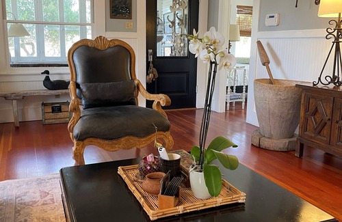Merced County Other | Charming Farmhouse & Historic Barn Escape – Pool, Pizza Oven and Outdoor Charm