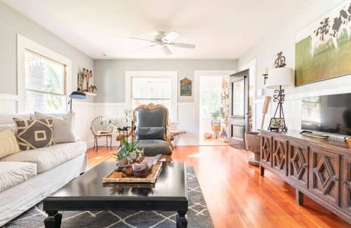 Merced County Other | Charming Farmhouse & Historic Barn Escape – Pool, Pizza Oven and Outdoor Charm