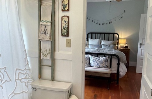 Merced County Other | Charming Farmhouse & Historic Barn Escape – Pool, Pizza Oven and Outdoor Charm