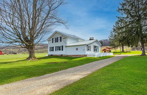 Black Creek House | Charming Farmhouse, including barn filled with horses and livestock